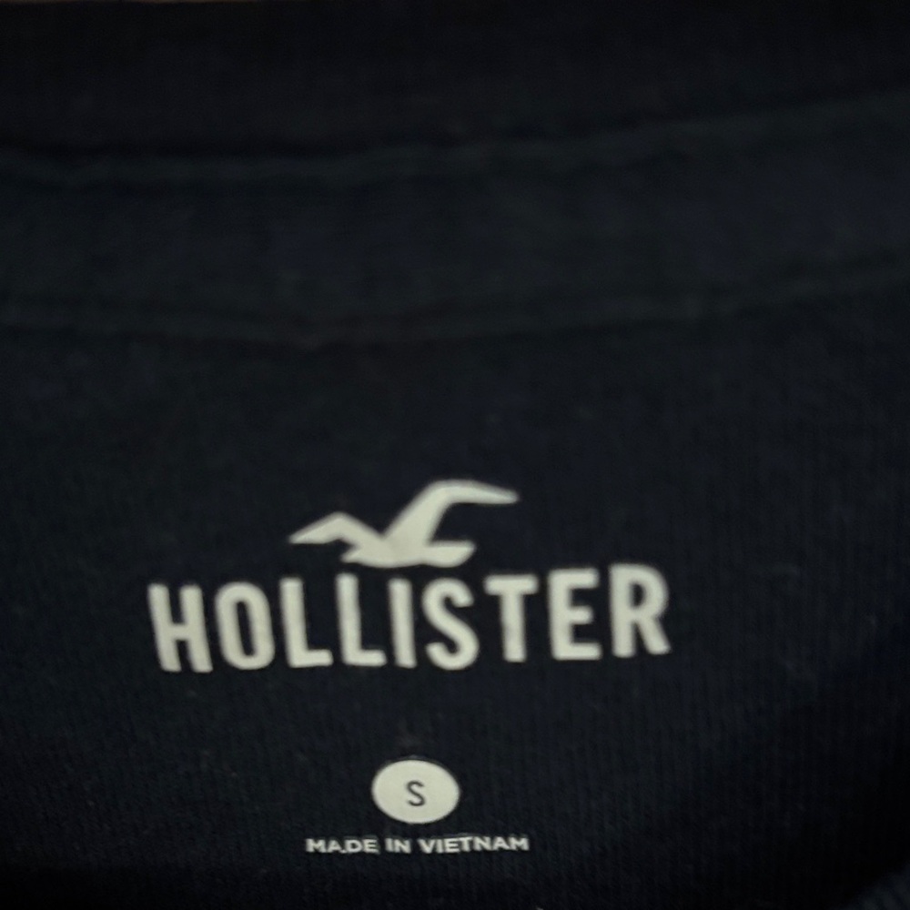 Hollister Charcoal Graphic T-Shirt - Picture 2 of 3